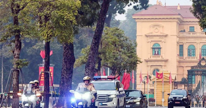 车队从胡志明主席陵出发，前往英雄烈士纪念碑。