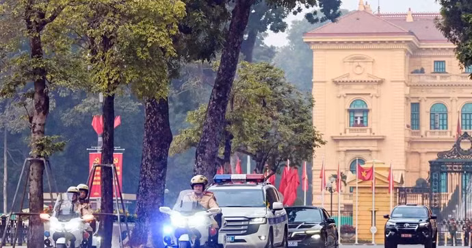 车队从胡志明主席陵出发，前往英雄烈士纪念碑。