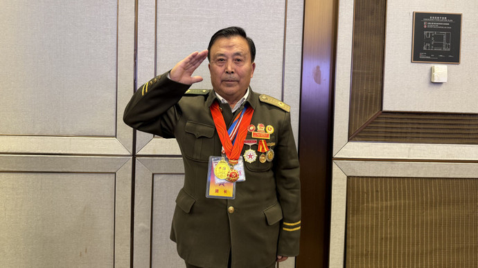 中国援越抗美老战士代表团团长张文斌。