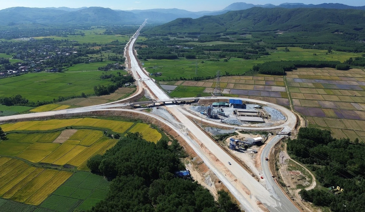 发展交通基础设施推动经济增长。