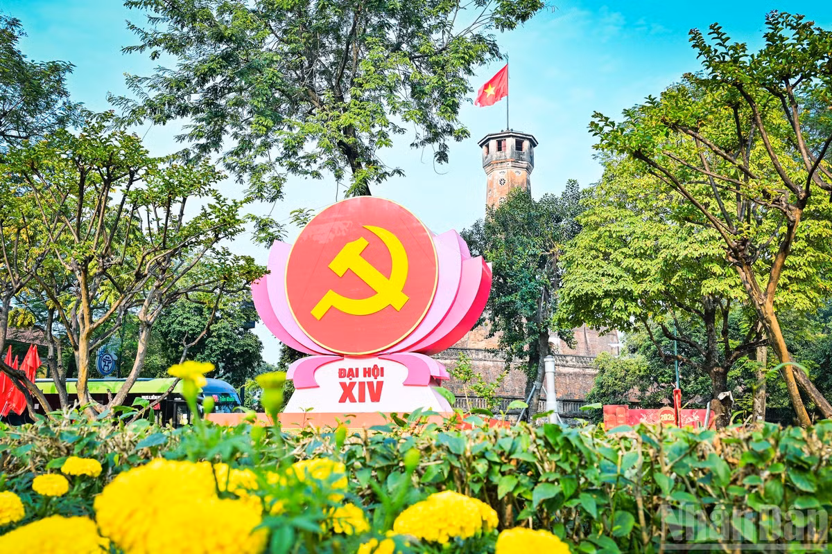 首都河内彩旗鲜花飘扬，喜迎越共十四大。