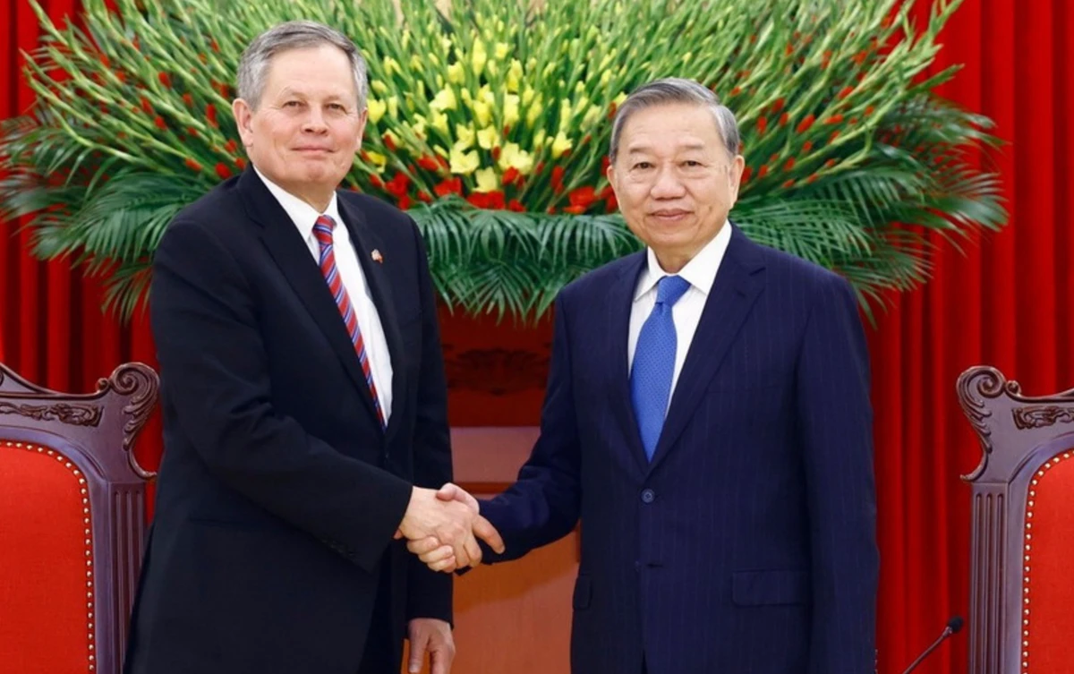 2025年3月，越共中央总书记苏林会见美国蒙大拿州美国参议院议员史蒂夫·戴恩斯。（图片来源：越通社）