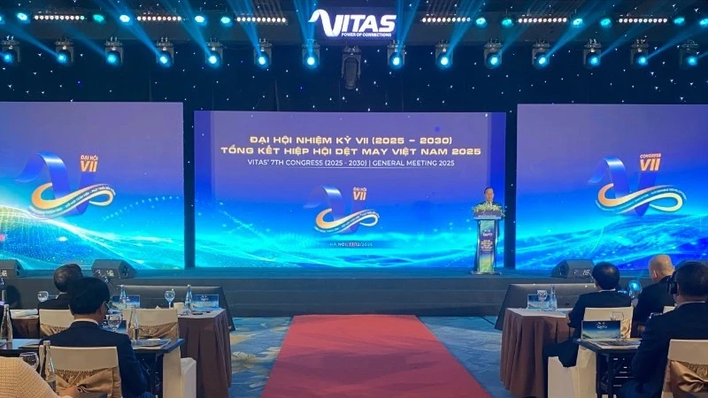 2020-2025年任期第七届越南纺织协会大会及2025年行业总结会议场景。