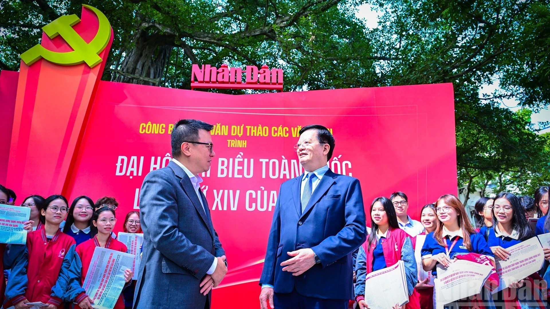 越南政府副总理梅文正参观《越共第十四次全国代表大会文件草案全文》展示空间。