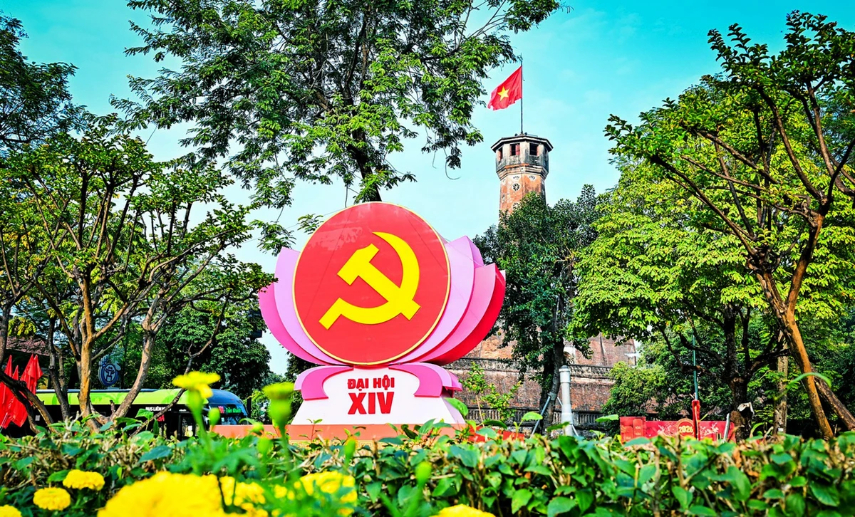 首都河内彩旗鲜花飘扬喜迎越南共产党第十四次全国代表大会。