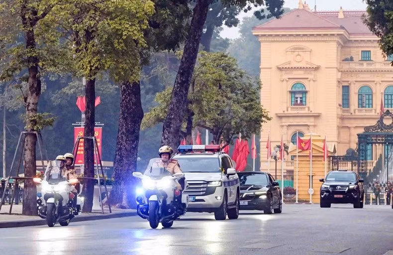 越共十四大：河内市公安力量开展车队引路、车辆编组方案演练