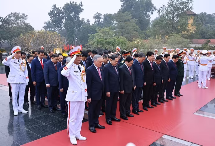 越共中央总书记苏林同党和国家领导同志以及出席越南共产党第十四次全国代表大会的代表前往胡志明主席陵敬献花圈并在北山英雄烈士纪念碑上香。