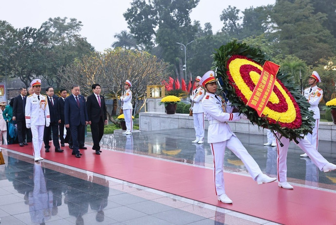 越共中央总书记苏林同党和国家领导同志以及出席越南共产党第十四次全国代表大会的代表前往胡志明主席陵敬献花圈并在北山英雄烈士纪念碑上香。