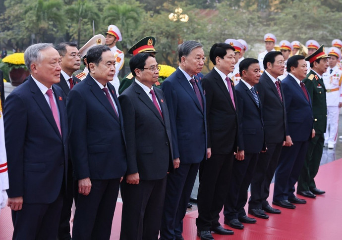 2026年1月19日上午，在前往胡志明主席陵敬献花圈并在北山英雄烈士纪念碑上香之后，越共中央总书记苏林同党和国家领导同志以及出席越南共产党第十四次全国代表大会的代表前往河内国家会议中心出席大会预备会议。