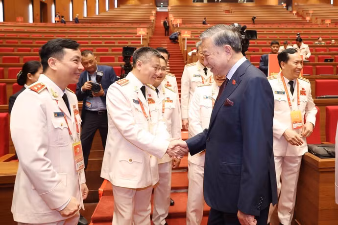 越共中央总书记苏林同党和国家领导同志以及出席越南共产党第十四次全国代表大会的代表前往河内国家会议中心出席大会预备会议。