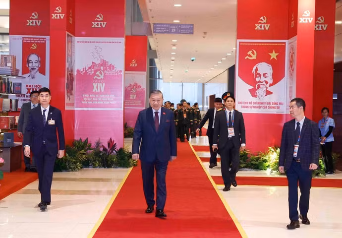 越共中央总书记苏林前往河内国家会议中心出席大会预备会议。