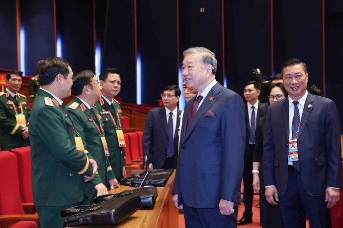 越共中央总书记苏林同党和国家领导同志以及出席越南共产党第十四次全国代表大会的代表前往河内国家会议中心出席大会预备会议。