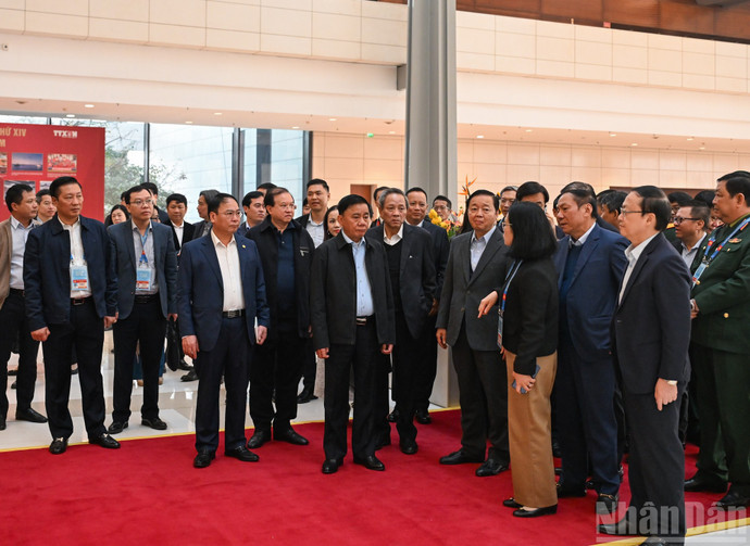 陈锦秀同志在越共十四大组织服务工作初步检查会上听取各单位汇报。