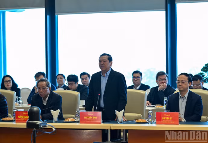 越共中央宣教与民运部常务副部长赖春门在会上发表讲话。