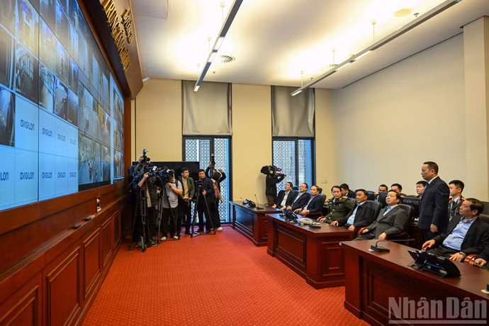 越共中央书记处常务书记陈锦秀检查公安部的指挥中心。