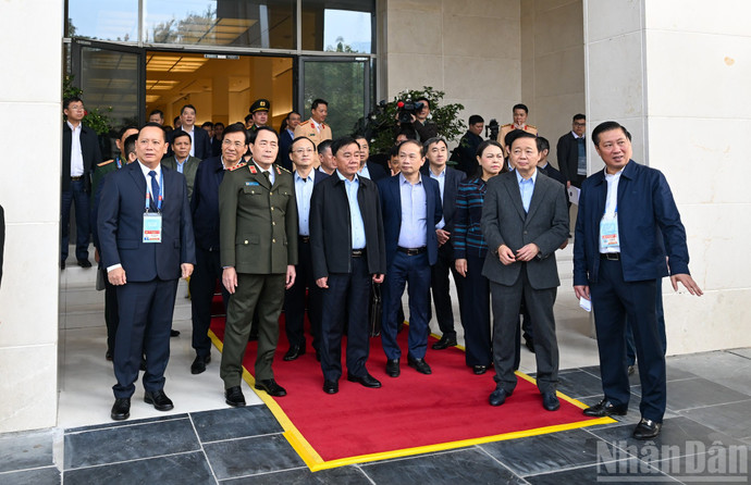 越共中央书记处常务书记陈锦秀主持越共十四大的筹备工作初步审查。