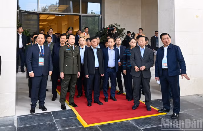 越共中央书记处常务书记陈锦秀主持越共十四大的筹备工作初步审查。