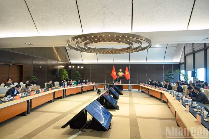 在初步检查结束后，越共中央书记处常务书记陈锦秀与有关单位举行工作会议。