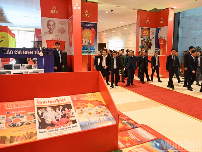 越共中央书记处常务书记陈锦秀检查大会新闻出版物展示区。