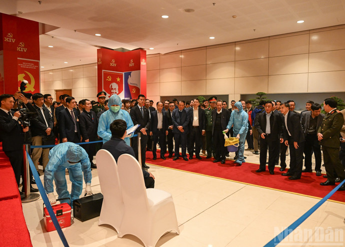 越共中央书记处常务书记陈锦秀检查越共十四大的医疗服务。