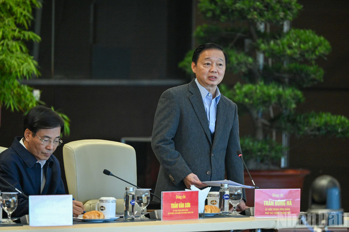 陈红河副总理在会上发表讲话。