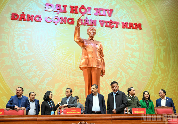 越共中央书记处常务书记陈锦秀和各位代表检查大会会场区域。