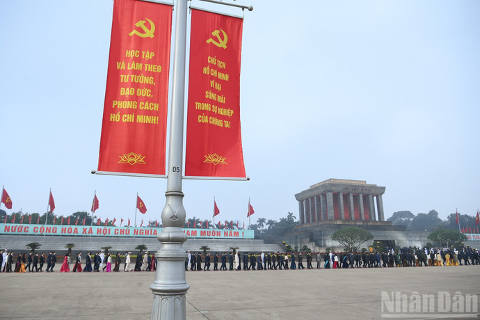 各位代表入陵瞻仰胡志明主席遗容。