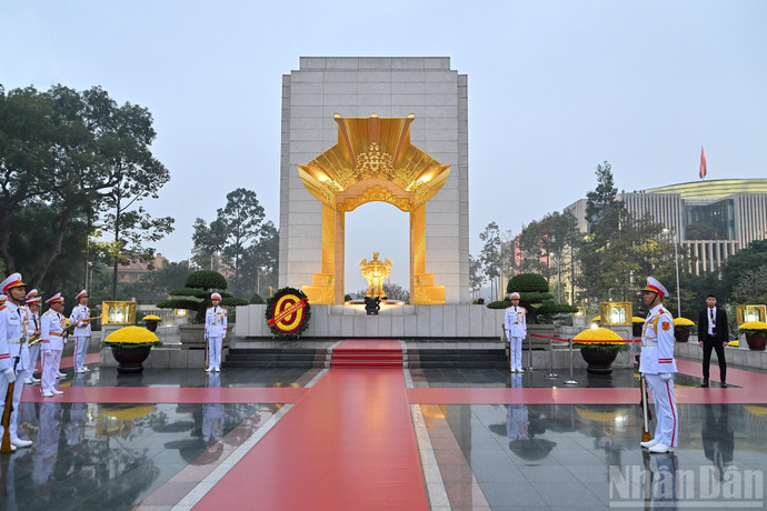 代表团的花圈上的飘带写着：“越南共产党第十四次全国代表大会——永远铭记伟大的胡志明主席”。