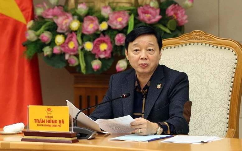 越南政府副总理陈红河在会上发表讲话。