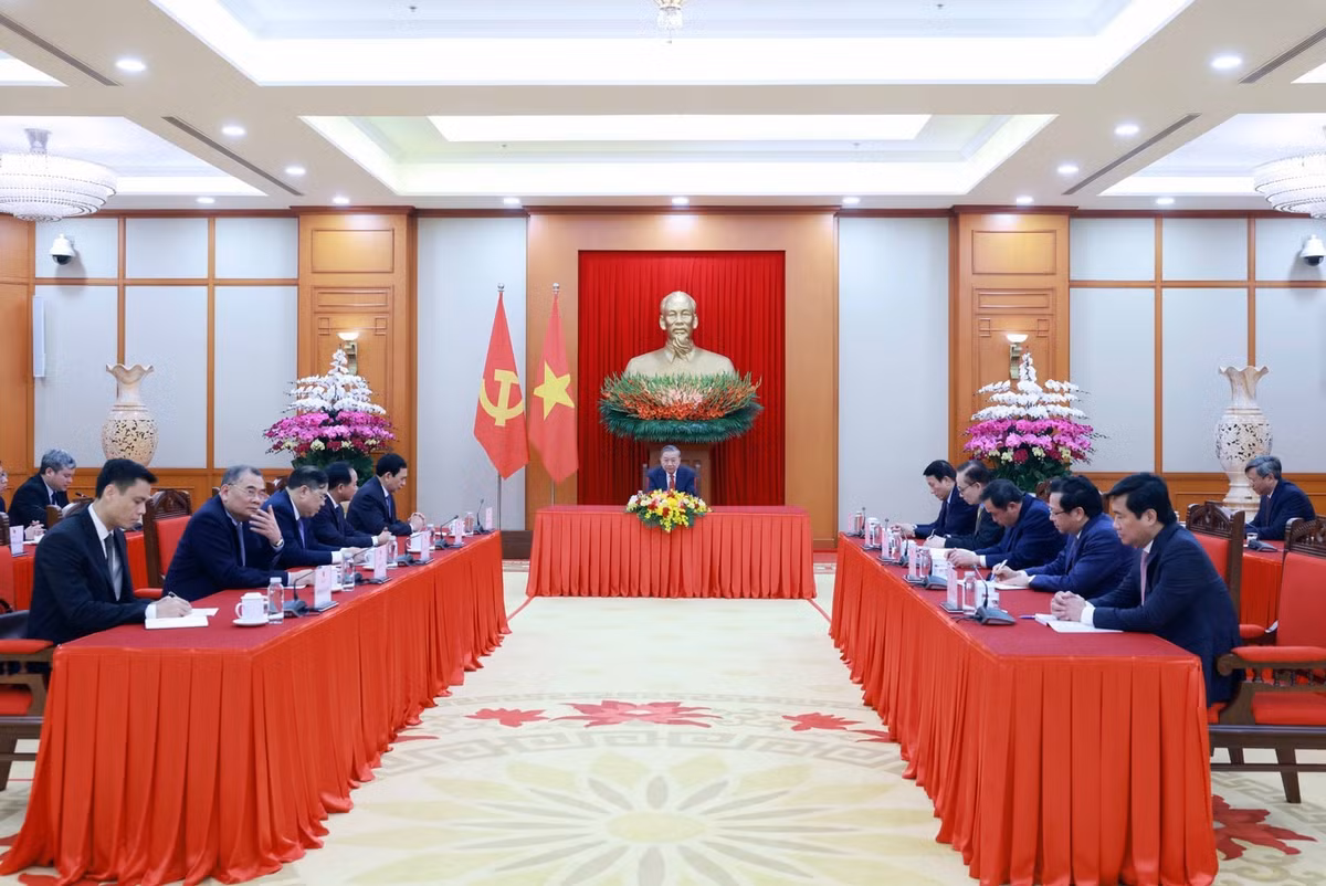 越共中央总书记苏林同古巴共产党第一书记、古巴共和国主席迪亚斯-卡内尔通电话。