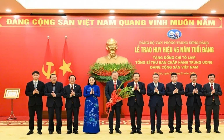 苏林总书记和各位领导同志合影。