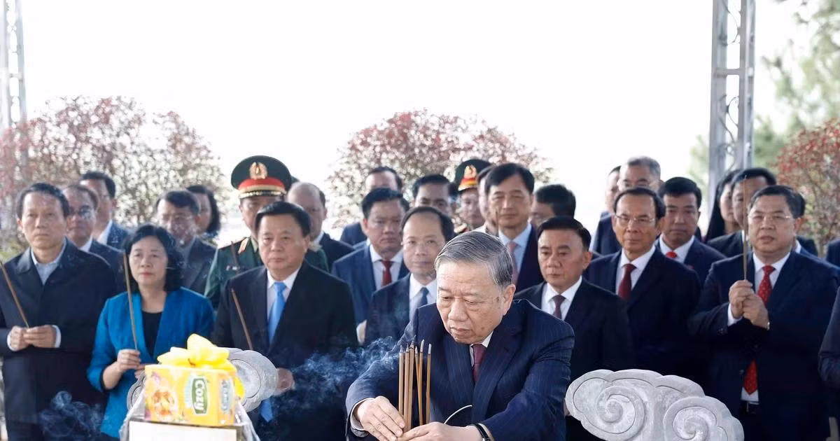 苏林总书记一行在位于德寿乡的越共中央总书记陈富墓区敬香缅怀已故总书记陈富。（图片来源：越通社）