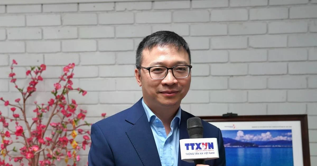 澳大利亚越南企业家协会(VBAA)秘书长杜嘉胜律师接受越通社记者采访。(图片来源:越通社)