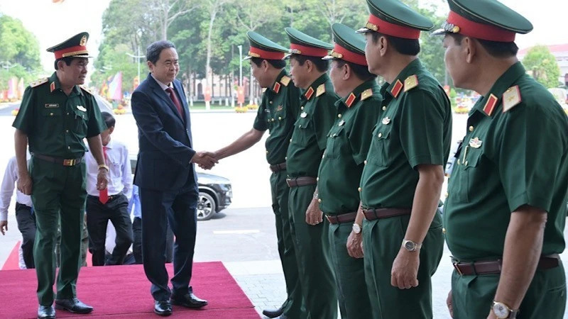 越南国会主席陈青敏走访第九军区 。