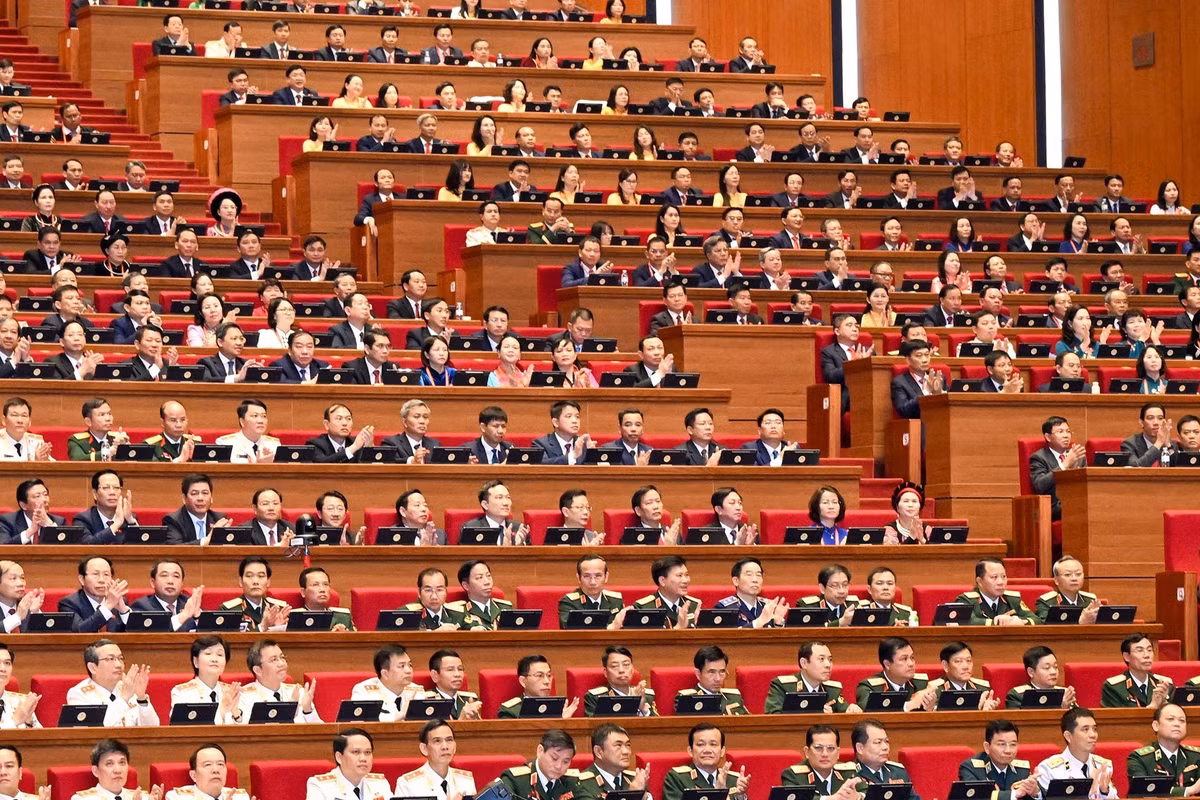 出席大会的代表共有1586人，代表了全国超过560万名党员。