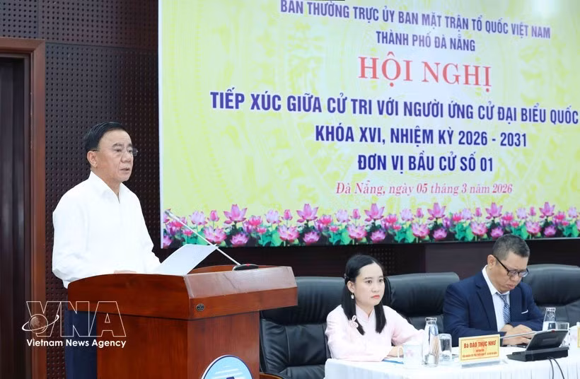 越共中央书记处常务书记陈锦秀发表讲话。