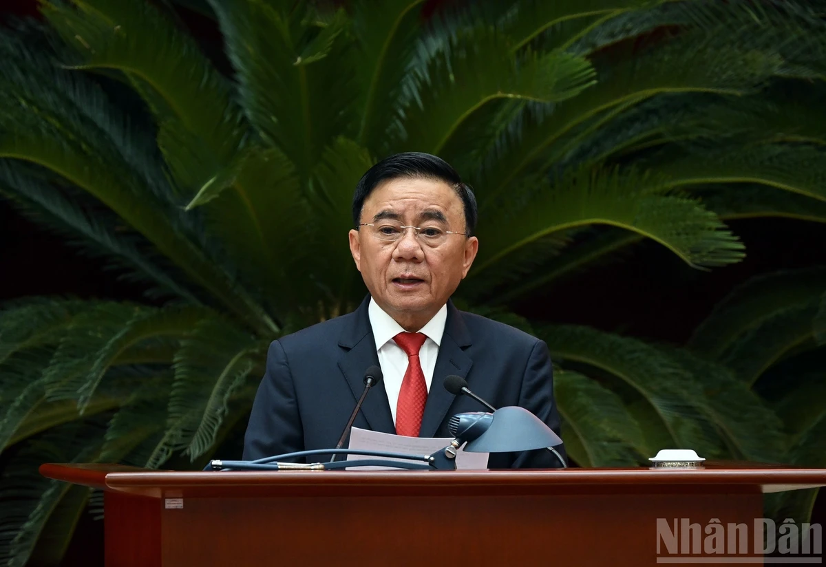 陈锦秀同志在会议上发表讲话。