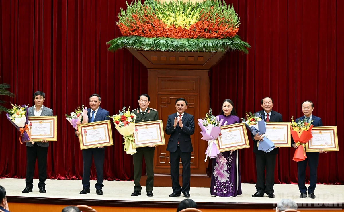 陈锦秀同志向在大会筹备、组织和服务工作中表现突出的单位授予一级劳动勋章。