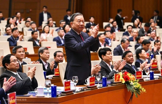 越共中央总书记苏林等国家领导人出席会议。(图片来源:越南快讯)