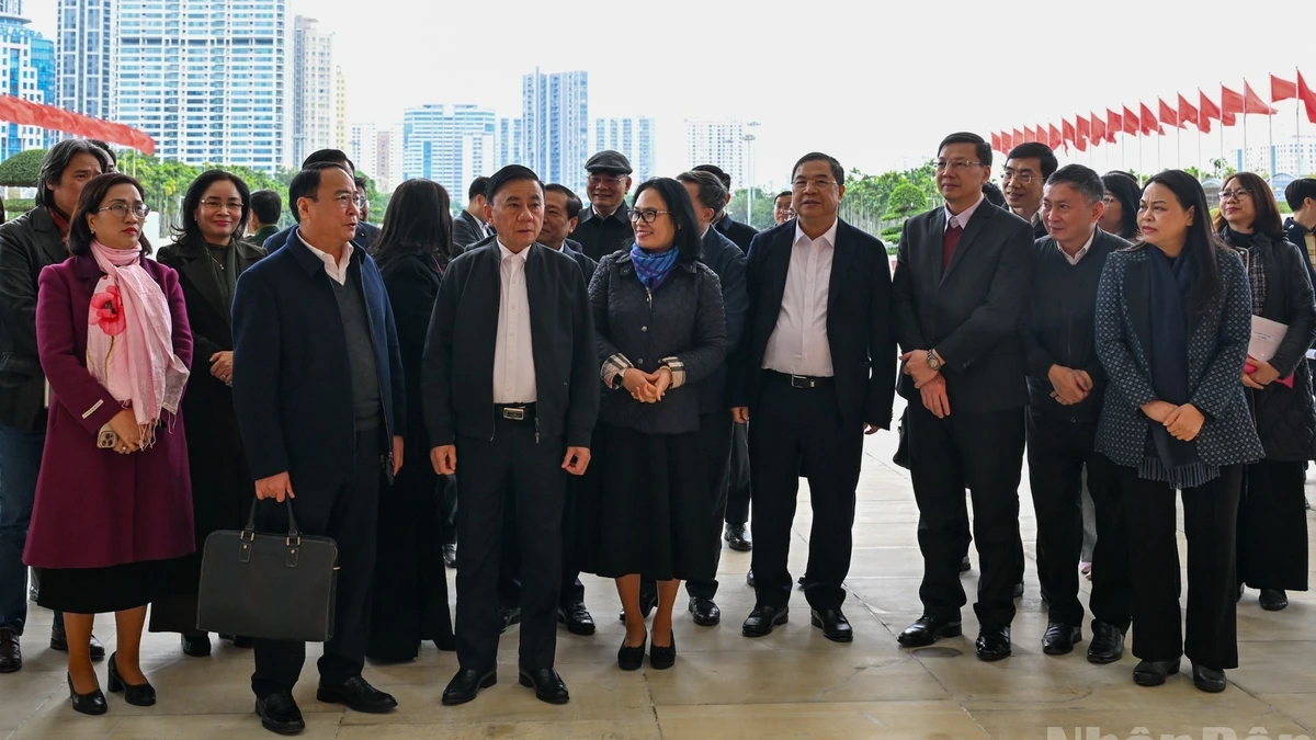 越共中央书记处常务书记陈锦秀和各位代表对越共十四大筹备工作进行检查。