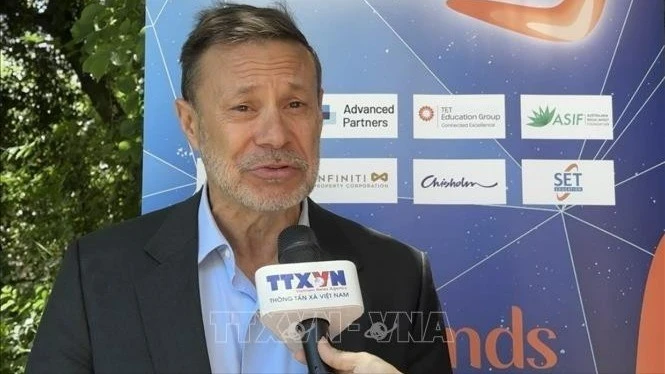 澳大利亚驻越南前大使安德鲁·戈莱兹诺夫斯基接受越通社记者采访。（图片来源：越通社）