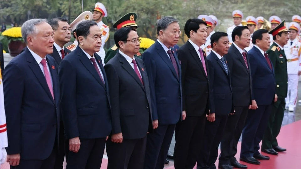 出席越共十四大代表们入陵瞻仰胡志明主席。