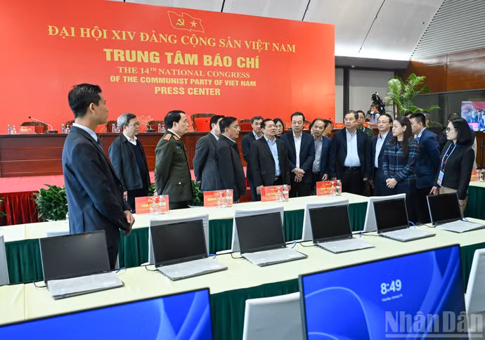 越共中央书记处常务书记陈锦秀检查越共十四大的新闻中心。