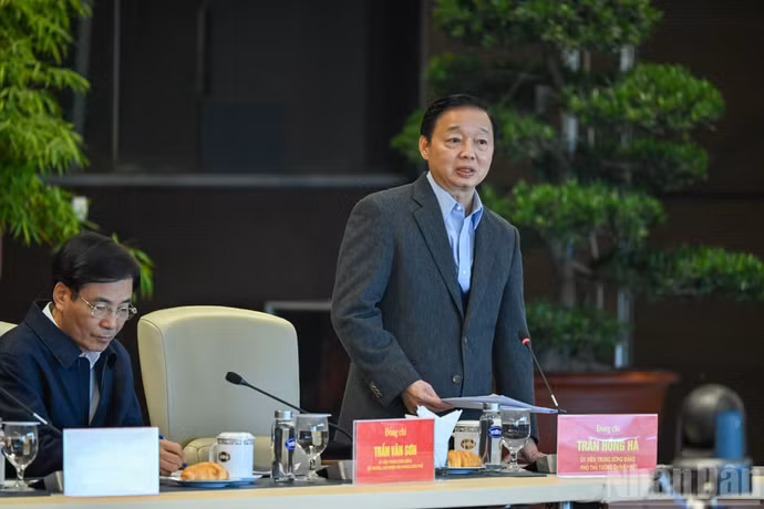 陈红河副总理在会上发表讲话。