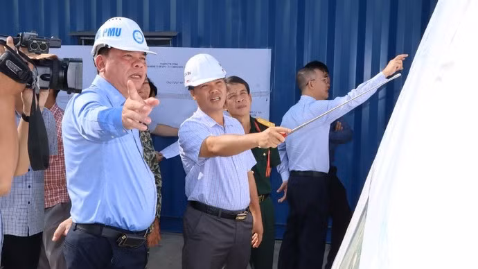 同奈省省委书记、人民委员会主席武晋德视察边和—头顿高速公路项目施工进度。