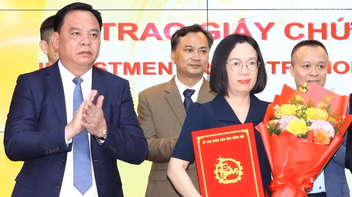 同奈省省委副书记、省人民委员会主席武晋德向外资企业颁发投资证书。