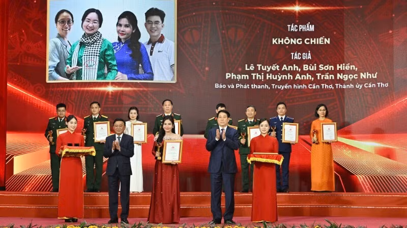 国家主席梁强与中央书记处常务书记、中央35号指导委员会主任陈锦秀向获A等奖的作者颁奖。（图片来源：人民报）