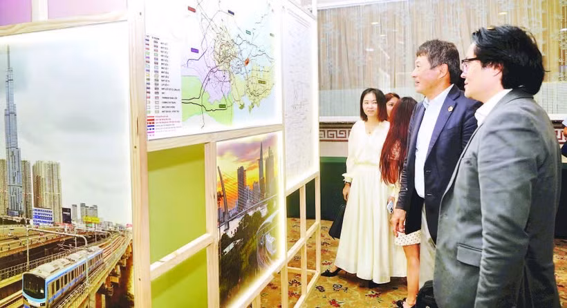 外资投资者在交流会上了解招商引资项目情况。（ 世英 摄）