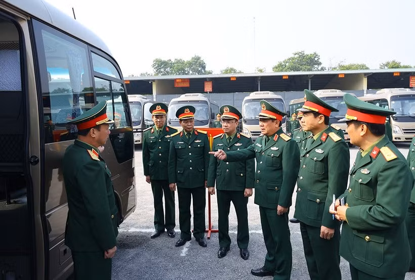 黎辉咏上将在后勤—技术总局摩托车—运输局第971旅检查代表接送准备工作。