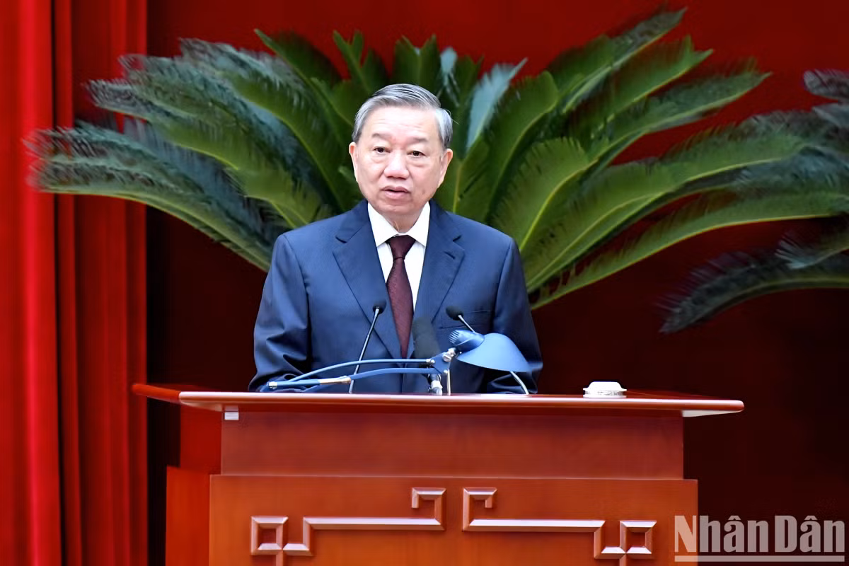 越共中央总书记苏林致开幕词。